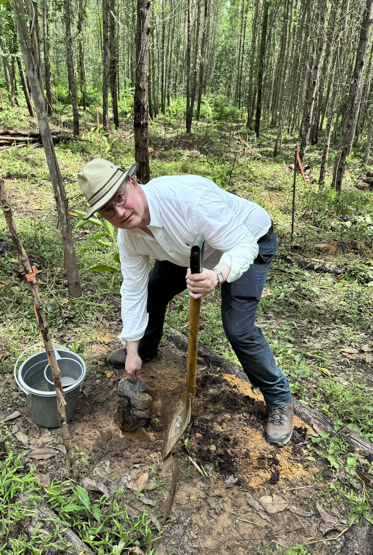 Steffen Nijhuis planting native tree species.