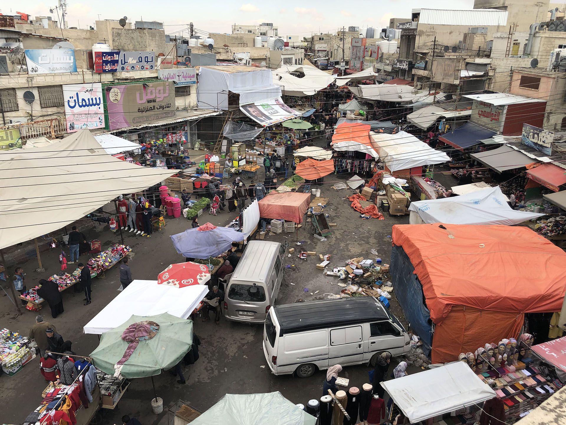 De openluchtmarkt in Al Wehdat kamp.