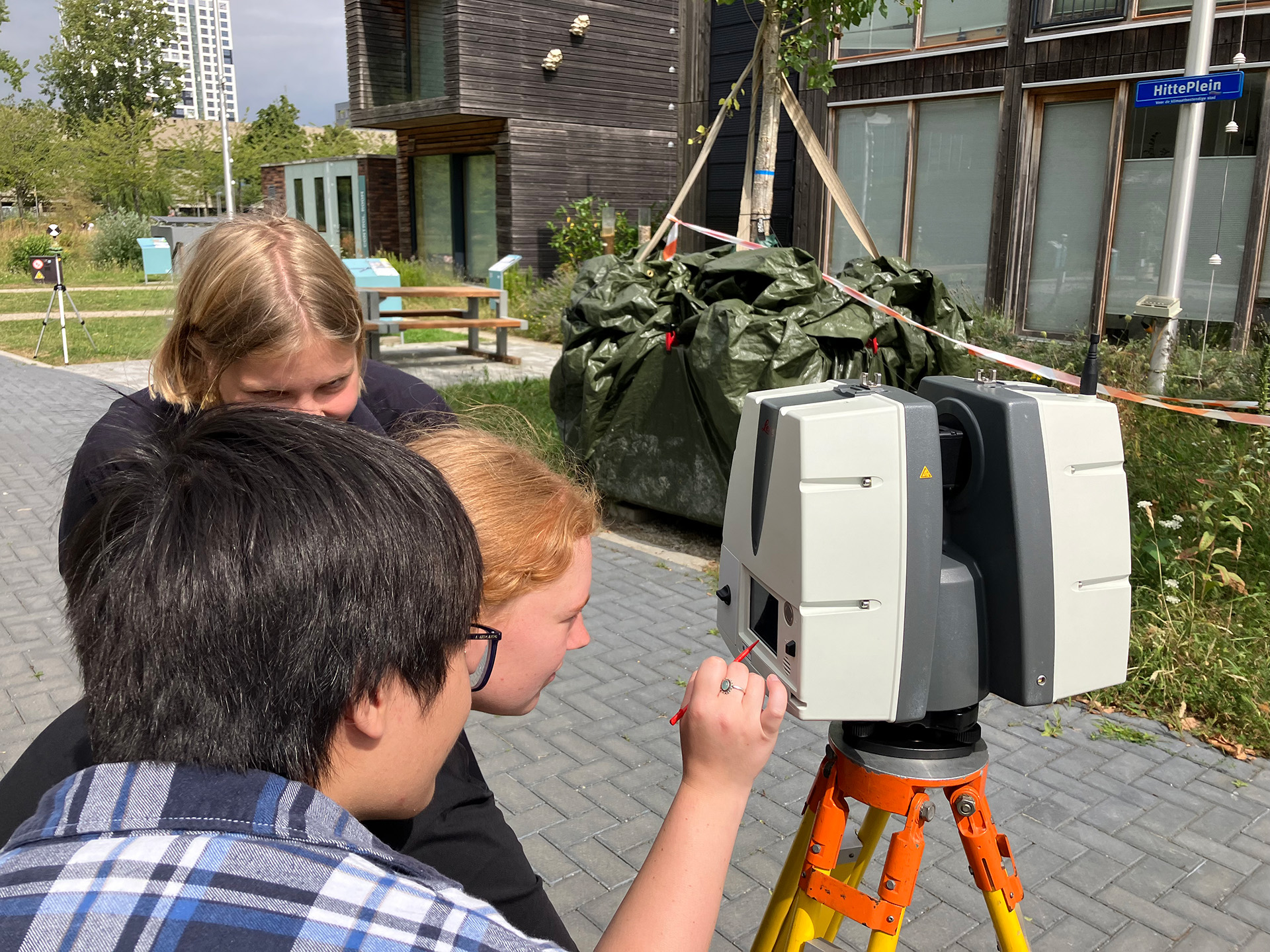 Foto van LiDAR scanners die een puntenwolk generen van de boom.