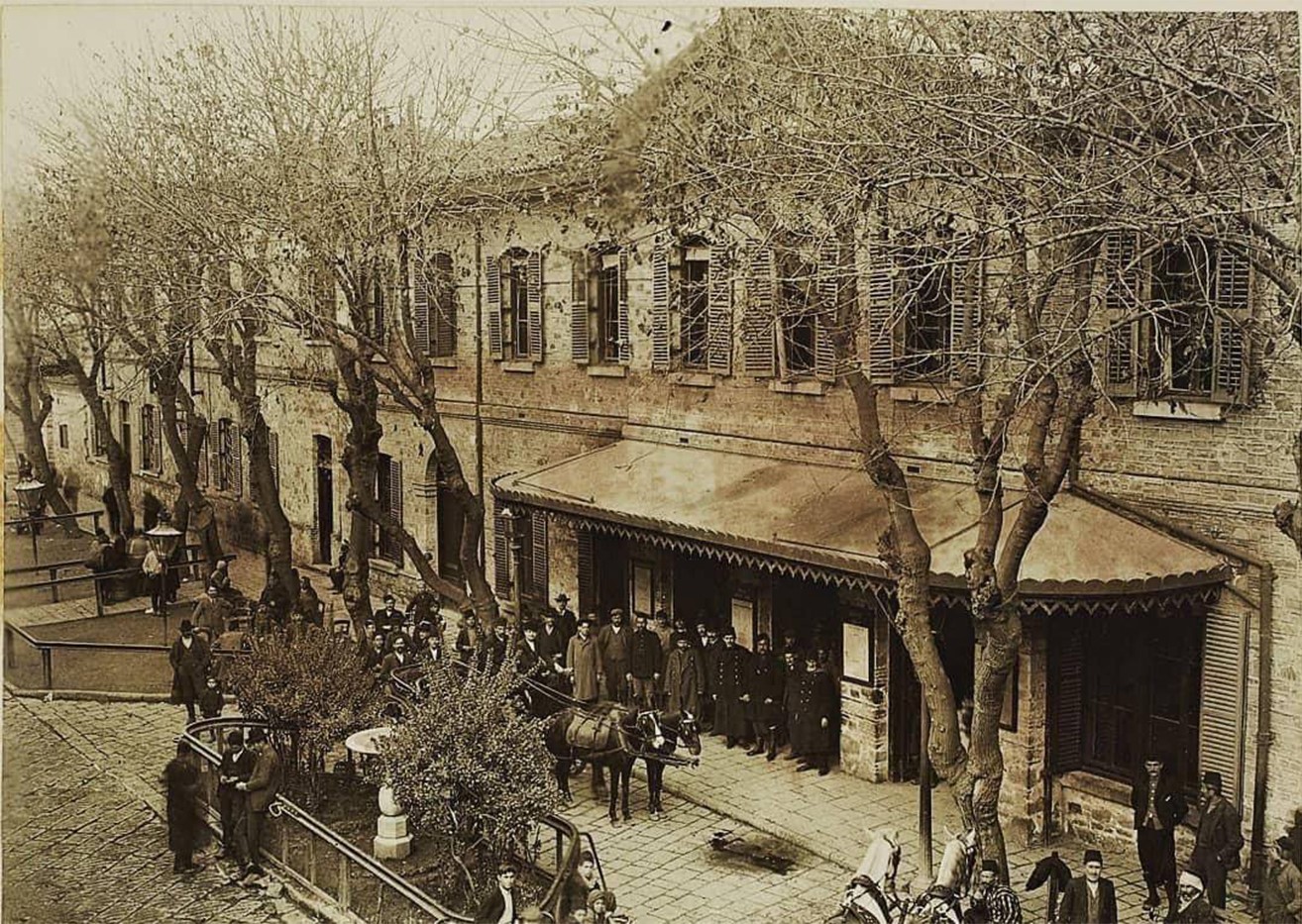 Foto uit de late 19e eeuw van het indertijd pas gebouwde treinstation van İzmir, Basmane Garı.