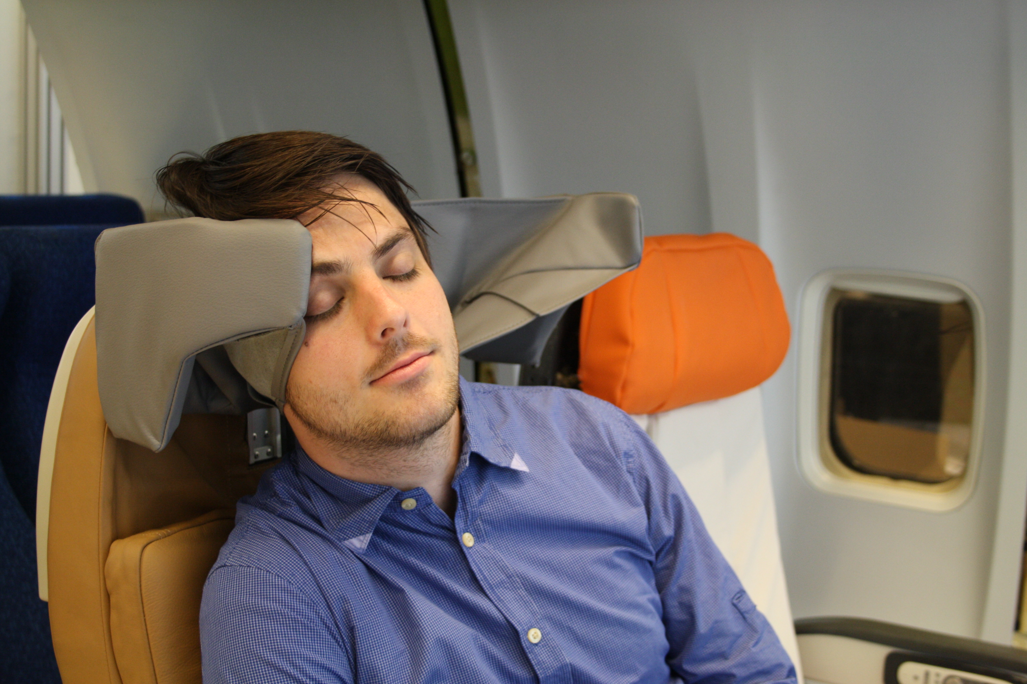 Включи станцию для сна. Приспособления для сна в самолете. Сон в самолете. Подушка для сна в самолете. Спать в самолете.