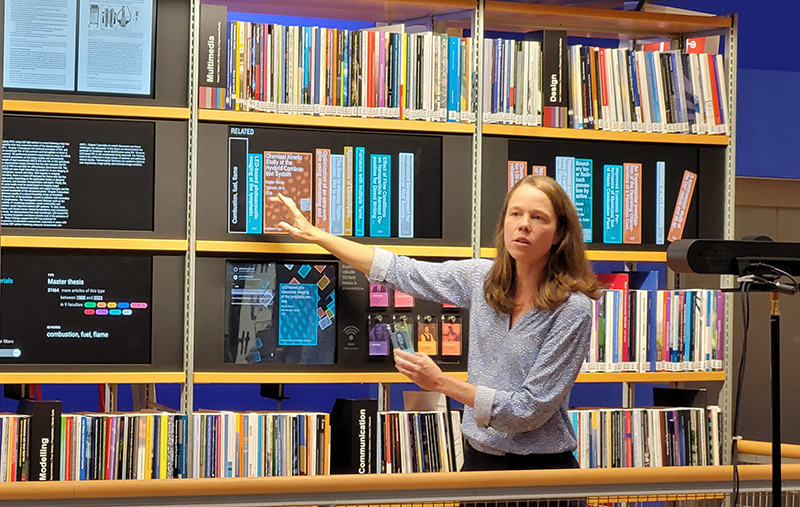 Alice Bodanzky voor de Collection Wall in de Library