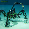Onderwaterrobot heeft geen hulp nodig op de oceaanbodem