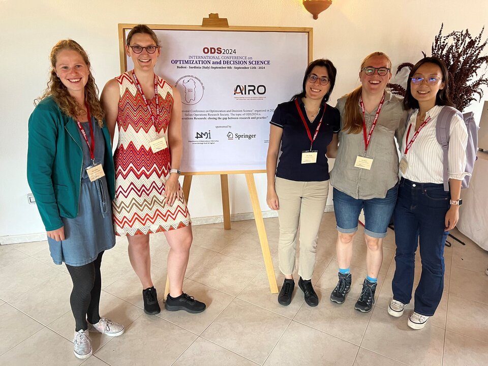 Group photo of Nina Versluis, Renate van der Knaap, Sonia di Cola, Issa Hanou, and Jingyi Cheng