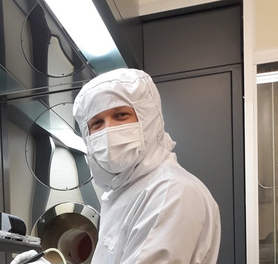 Roald van der Kolk in a dust lab suit in the lab
