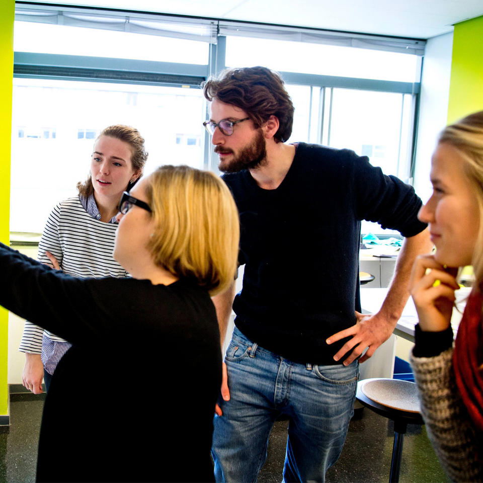 Collega's aan het werk bij IDE