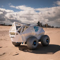 Strandrobot ruimt op tijdens World Cleanup Day