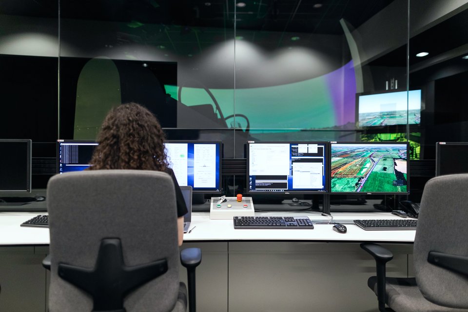 [Translate to English:] Female aerospace engineer monitors flight simulator