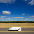 Studenten uit Delft en Amsterdam testen hightech ligfiets op F-16 landingsbaan